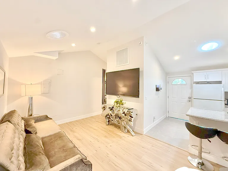 1340 Benedict Canyon Dr — Photo 2