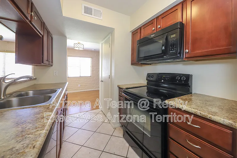 2 bed, 1.0 bath, 934 sqft, $1,350 — Photo 3