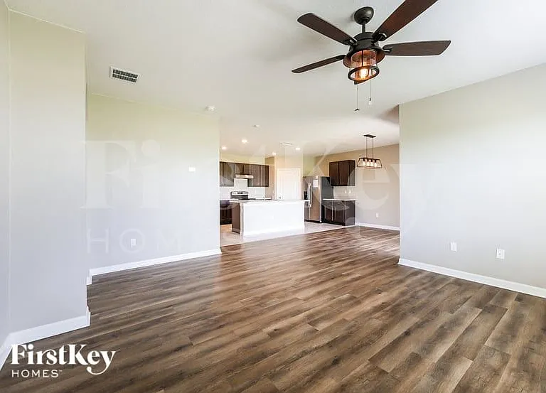 480 Burnham Cir — Photo 3
