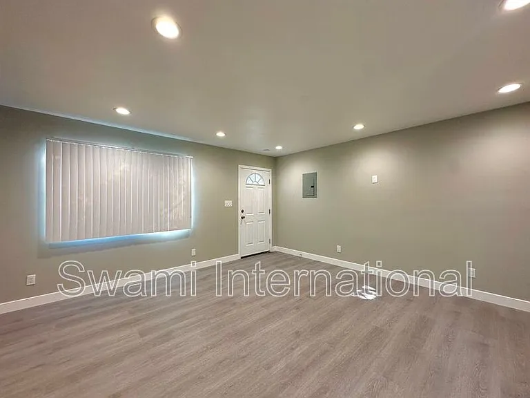 7102 1/2 S Figueroa St — Photo 3