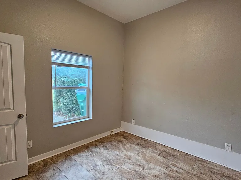 2115 Glenwood Ln — Photo 11