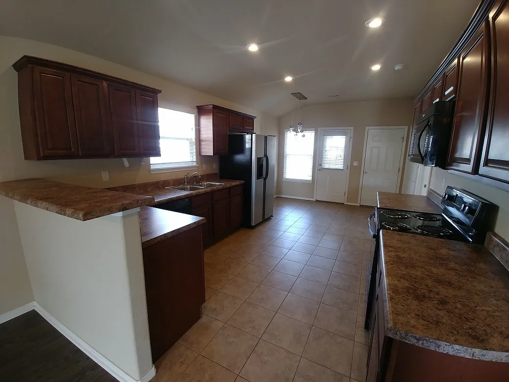 Great 3 Bedroom home in Fayetteville! Convenient to UofA and I-49! — Photo 3