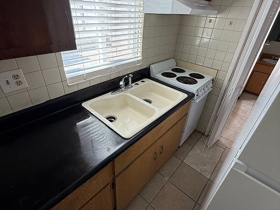 4th image of 325 N 11th St