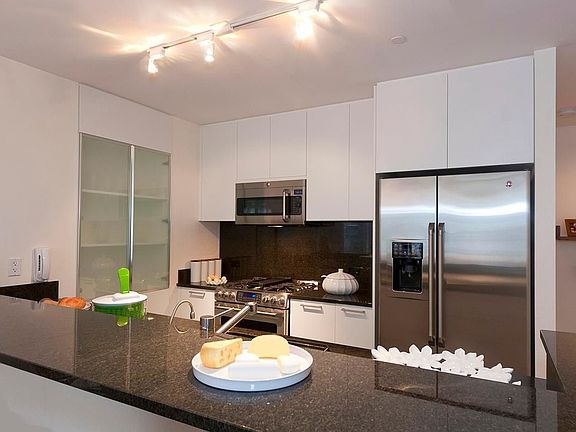 3rd image of 330 W 39th St APT 26B