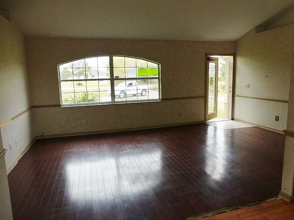 2nd image of 2890 29th Ave NE