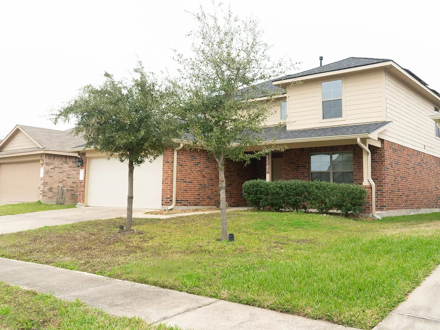 4 bed, 2.5 bath, 2728 sqft, $2,300 — Photo 2