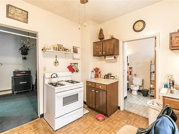 3rd image of 820 Avery Ave