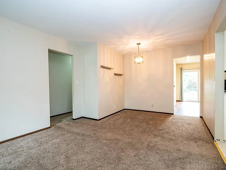 2405 W Carriage Ln — Photo 4