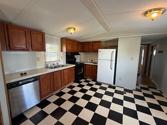 3rd image of 701 Willow View Dr