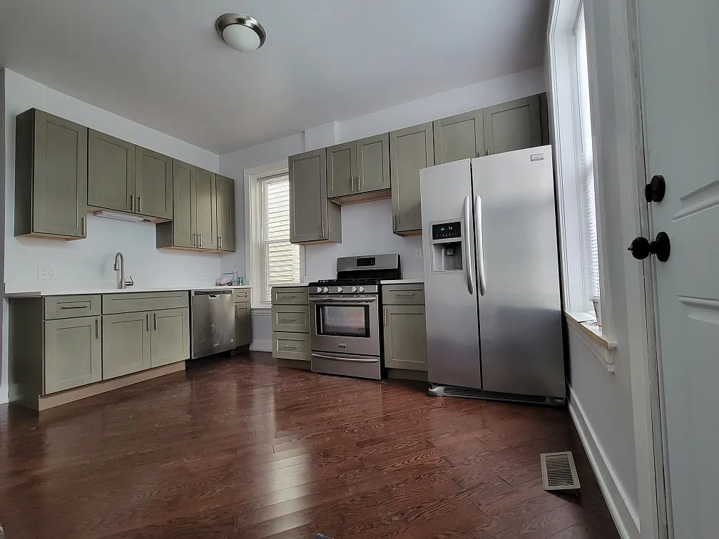 3 bed, 1800 sqft, $2,800 — Photo 4