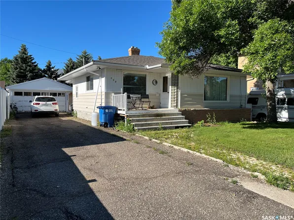 112 2nd Avenue W, Gravelbourg, SK S0H 1X0
