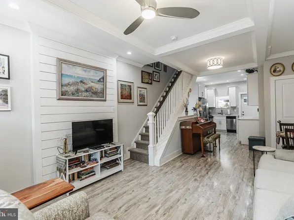 2504 S American St, Philadelphia, PA 19148