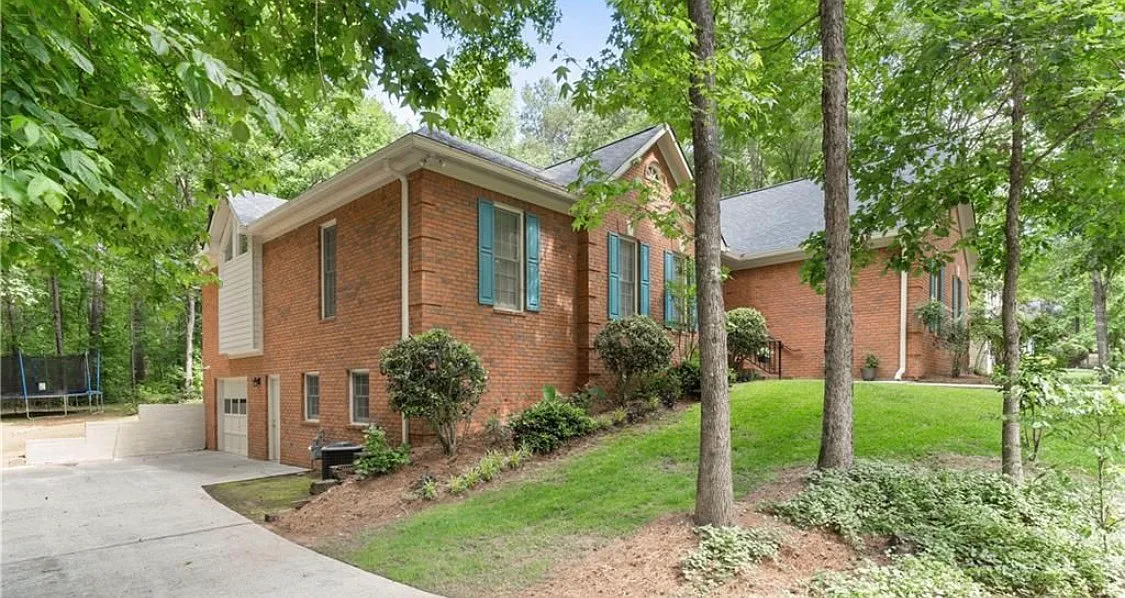 3 bed, 2024 sqft, $3,000 — Photo 2