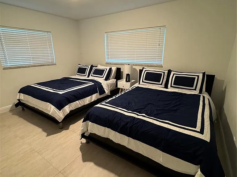 5921 SW 17th Ct — Photo 4