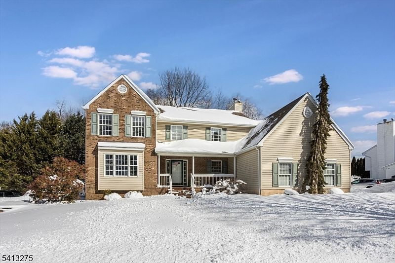 1st image of 10 Hawthorn Dr