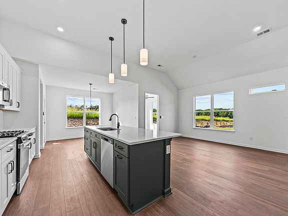 3rd image of 121 Cottage Grove Cir