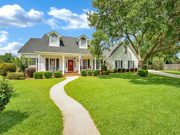Large front yard w/oak tree