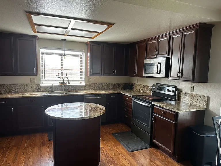 1591 Yorktown Ct — Photo 3