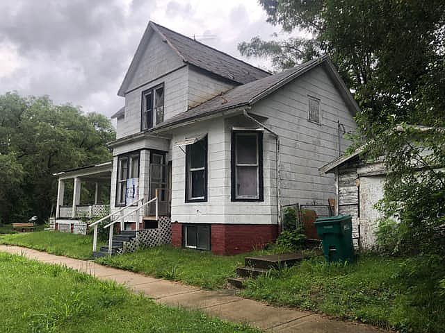 1st image of 1103 E Prairie St