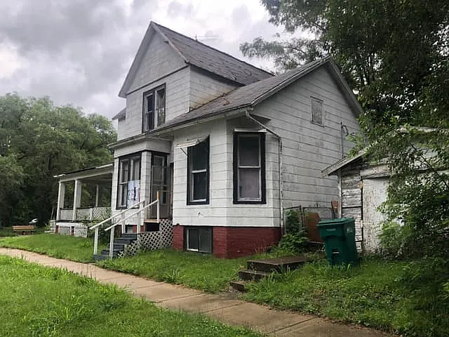 1103 E Prairie St
