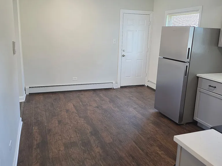 7810 S Escanaba Ave #2B — Photo 6