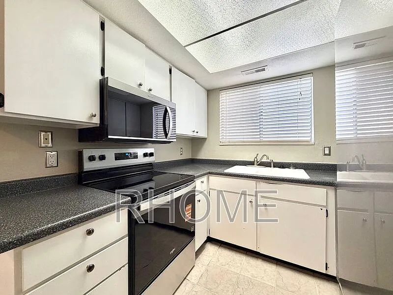 2 bed, 2.0 bath, 860 sqft, $1,249 — Photo 2