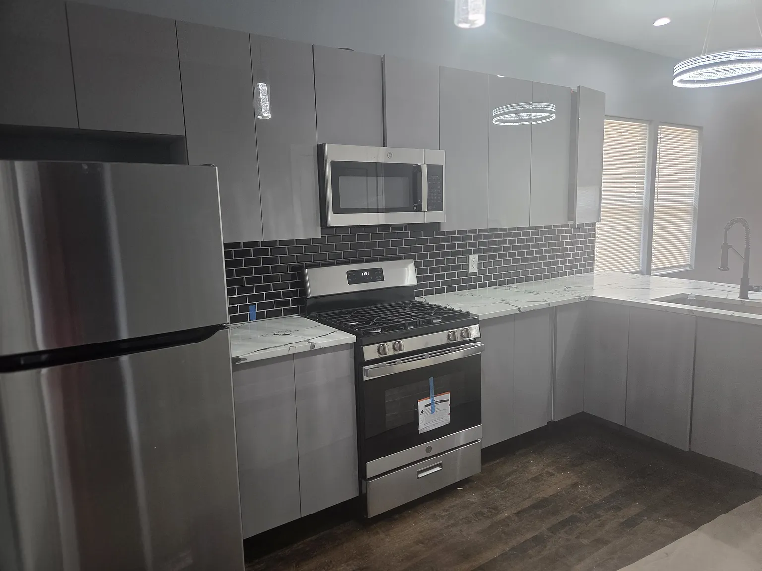 3 bed, 2.5 bath, 1715 sqft, $2,500 — Photo 2