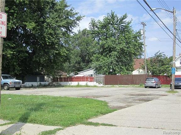 4th image of 3476 Fort St