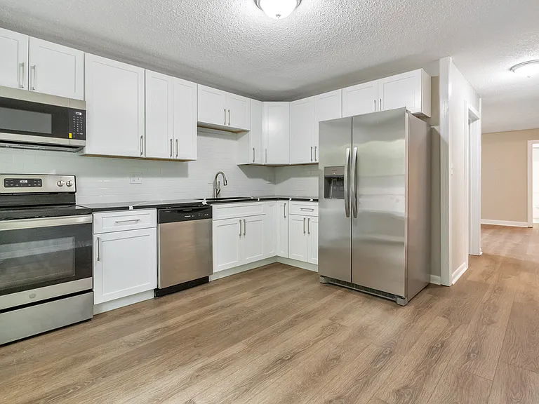 9138 Clubhouse Dr — Photo 3