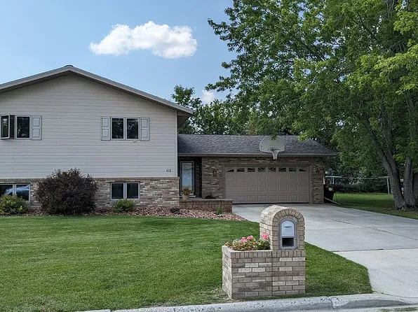 413 Spruce St, Bottineau, ND 58318