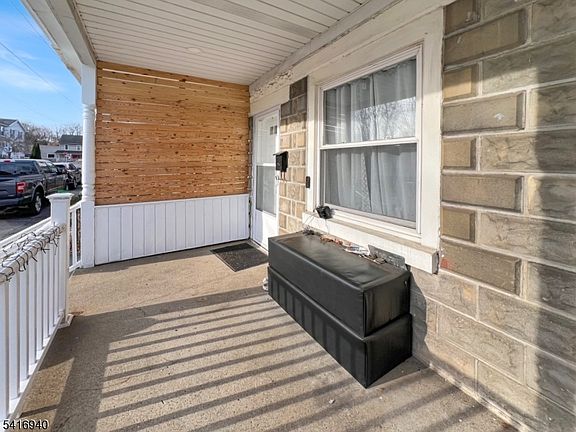 4th image of 298 Maple Ave