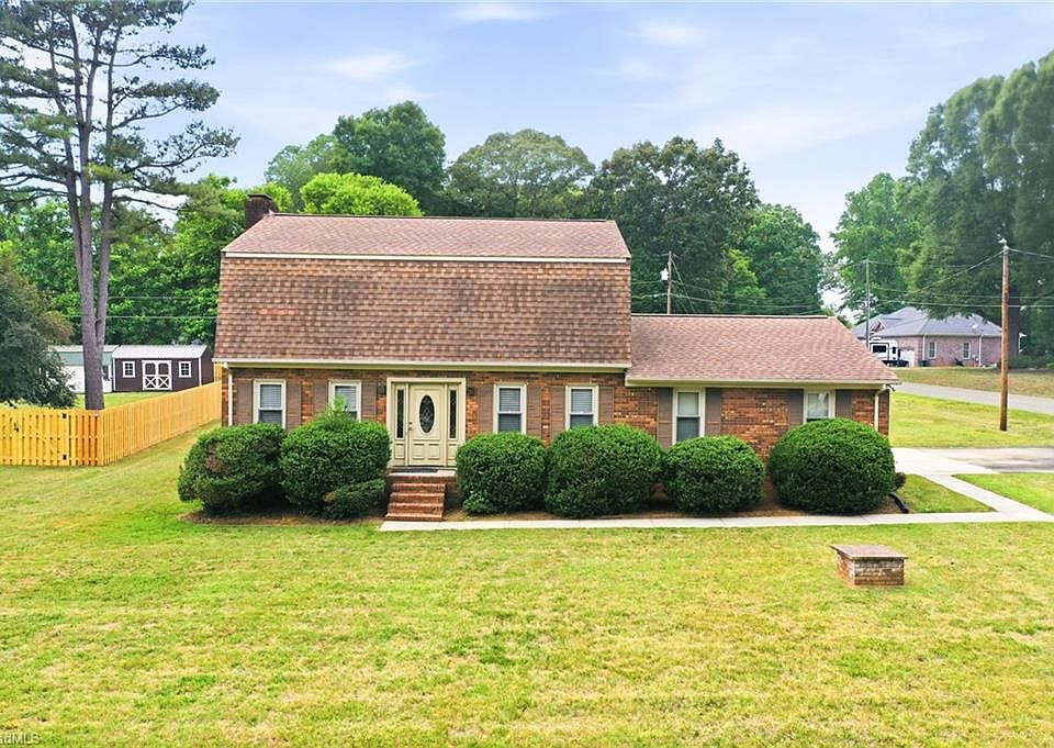 1st image of 1003 Camelot Ln