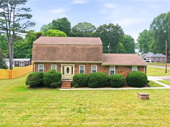 1003 Camelot Ln, Graham, NC 27253