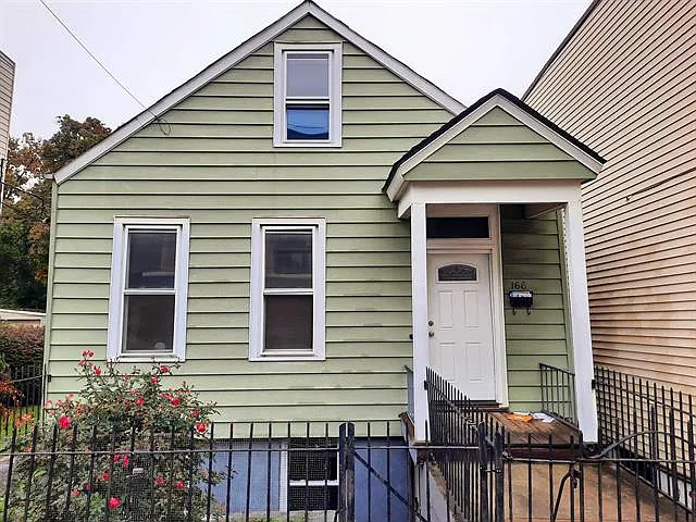 Charming Single Family 4 BR Home For Rent at 166 St. Paul's Avenue - Private Yard — Photo 2