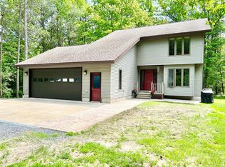 11 Pineknoll Ln, Morrisonville, NY 12962