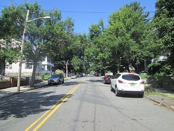 Exterior Neighborhood (street photo)