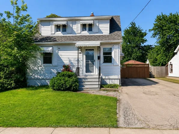 38 Parker St, Saint Catharines, ON L2S 1C5