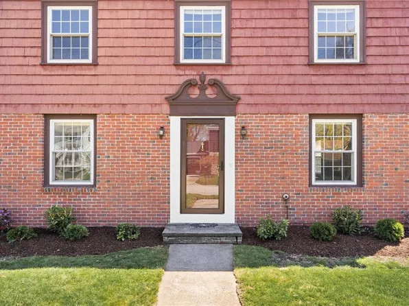 18 Huntington Dr, Rumford, RI 02916