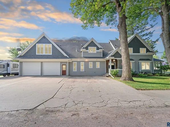 402 S Park St, Inwood, IA 51240