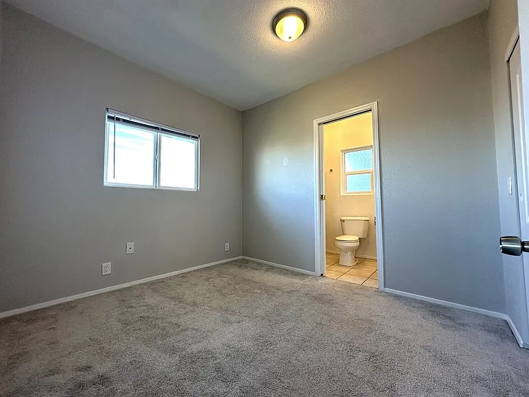 3202 Grand- 5 Unit — Photo 8