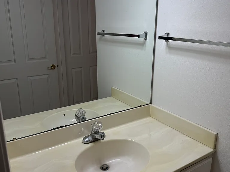 907 Meridian St — Photo 6