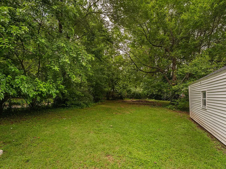 611 W Minota St — Photo 20