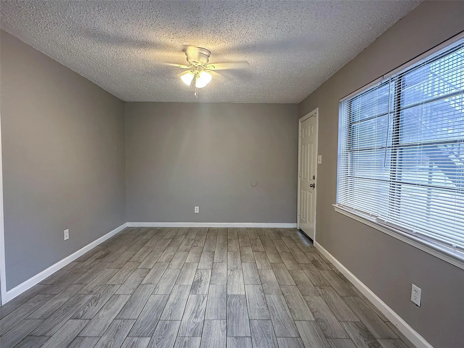2 bed, 1.0 bath, $950 — Photo 2