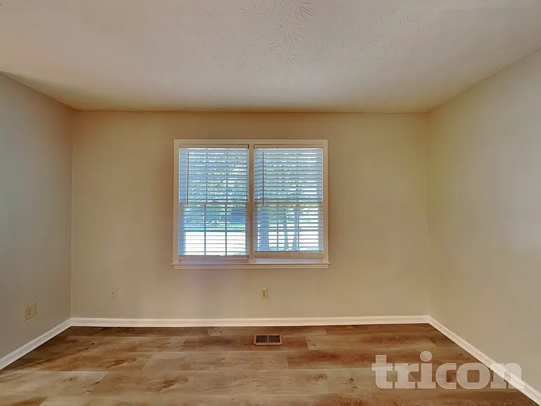645 Dillon Dr — Photo 2