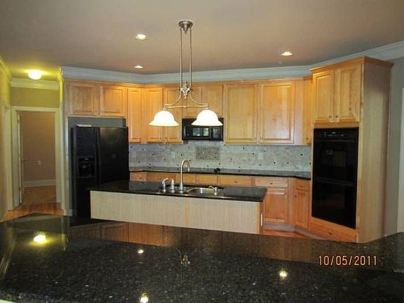 Kitchen w/backsplash