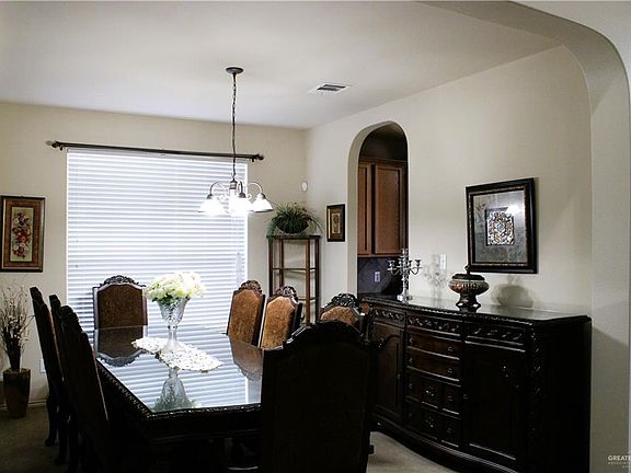 3rd image of 803 W Daffodil Ave