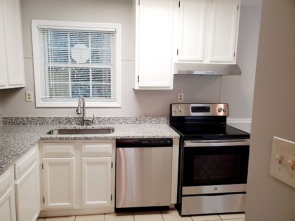 3rd image of 2124 Valley Oaks Dr SE
