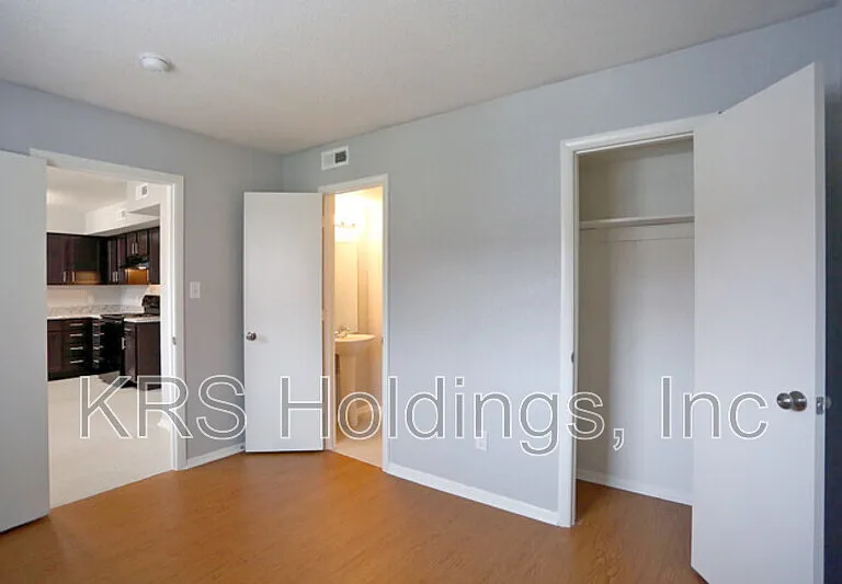 861 41st St — Photo 4