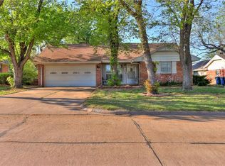 301 Country Club Cir, Midwest City, OK 73110