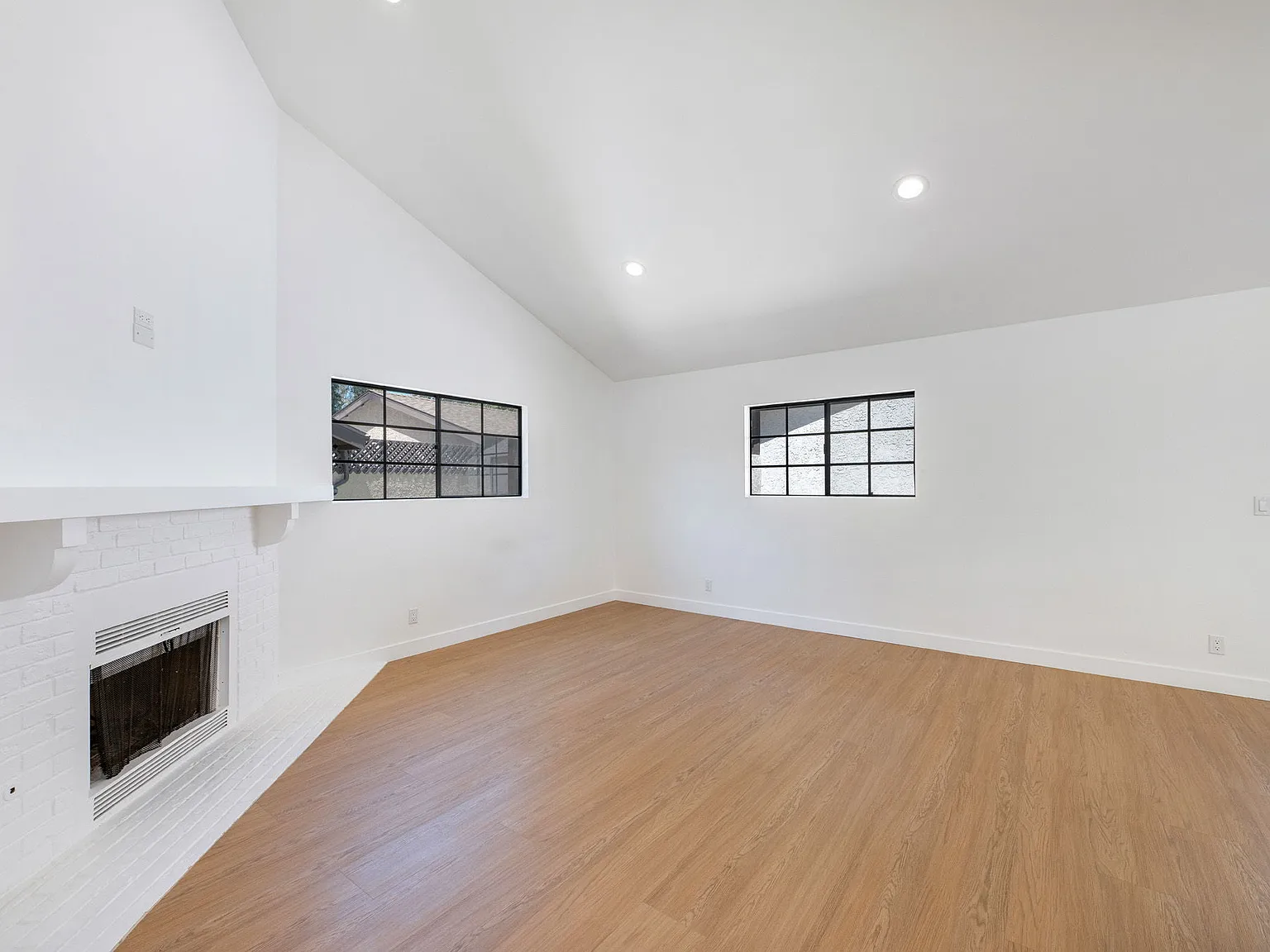 3 bed, 1206 sqft, $3,900 — Photo 3